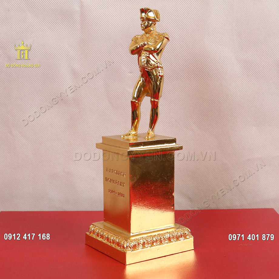 Để tượng ph&aacute;t huy hết vẻ đẹp c&ugrave;ng như gi&aacute; trị phong thủy, gia chủ n&ecirc;n đặt tượng tr&ecirc;n một bục gỗ, tr&aacute;nh đặt thẳng xuống đất
